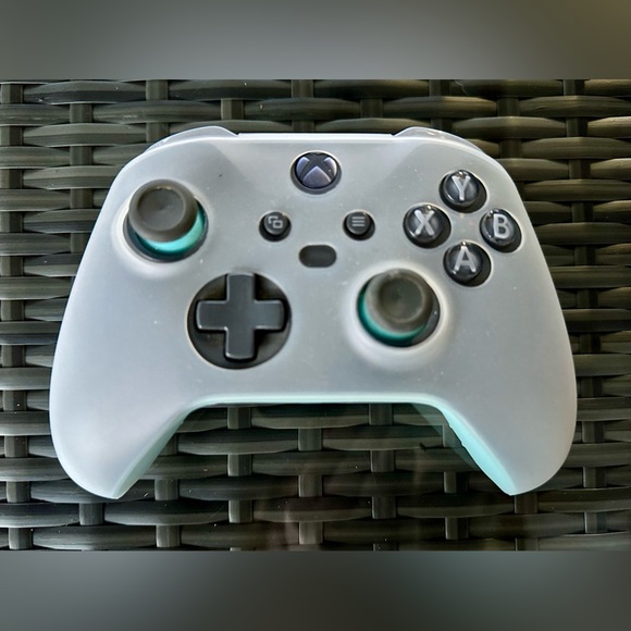 Xbox One Controller - Picture 4 of 7